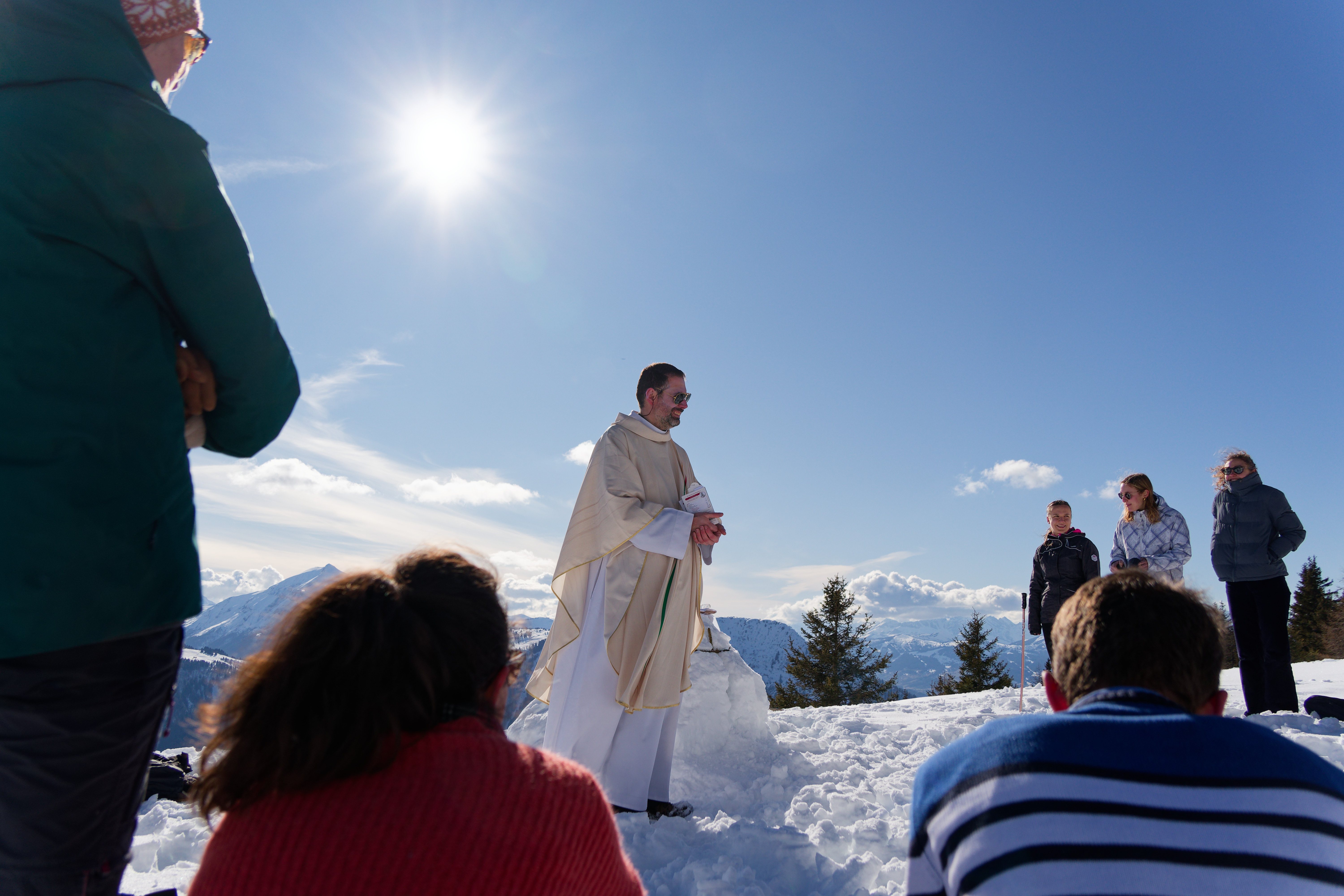 Table d'étude avec Bible de Jérusalem et vue sur les montagnes enneigées
